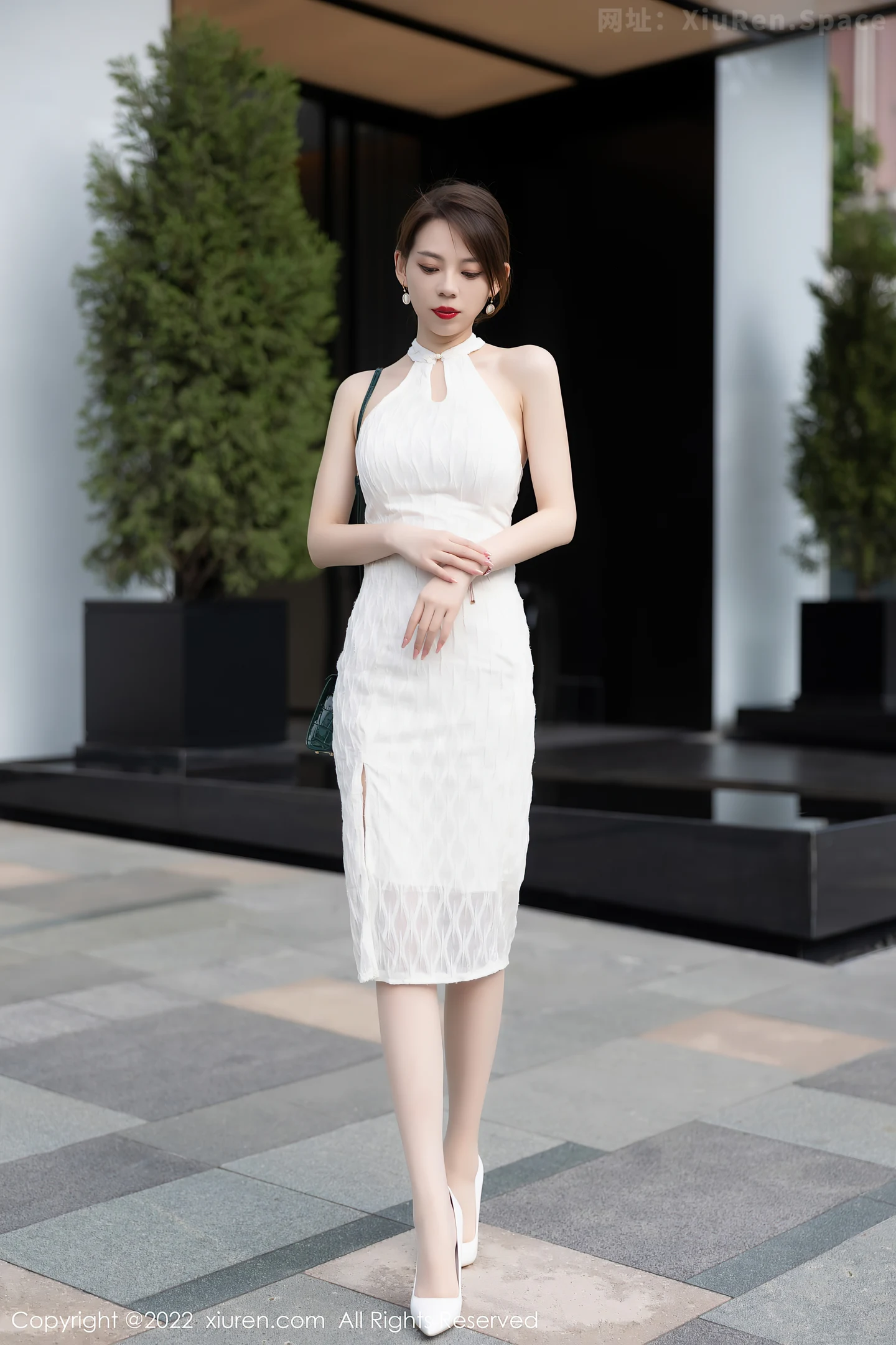 图片[2]-[XiuRen秀人网]VOL.4691 模特言沫半脱白色轻透连衣裙露灰色内衣原色丝袜迷人诱惑写真71P-秀人网官方网站
